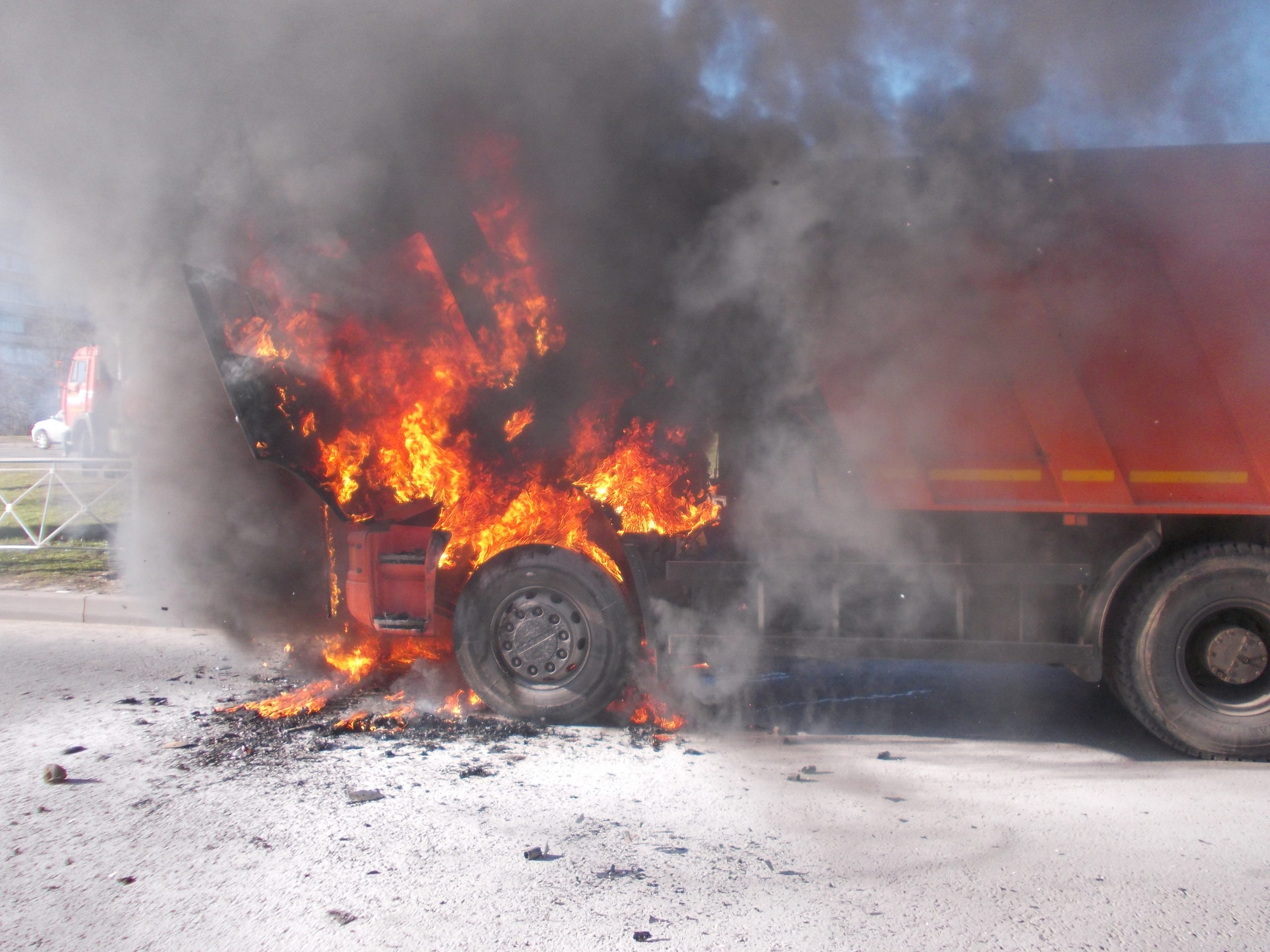 Горит грузовик. КАМАЗ 6520 авария. КАМАЗ 65115 после возгорание.