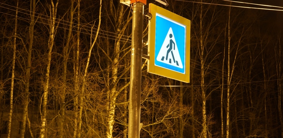Дорожные знаки с внутренней подсветкой. Светящийся дорожный знак. Знак пешеходный переход с подсветкой. Дорожные световые указатели. Дорожные осветительные знаки.
