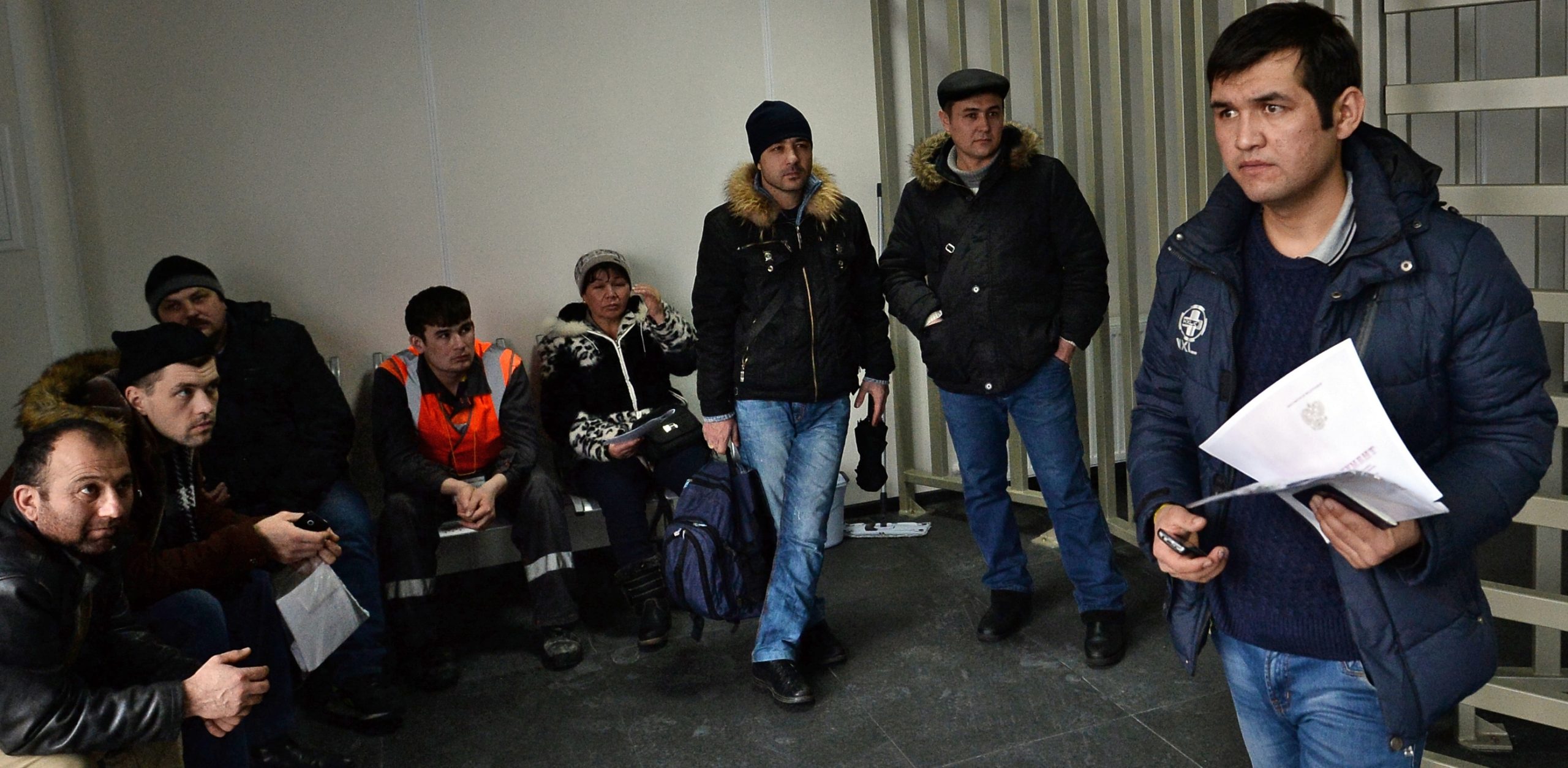 Иностранцы могут голосовать. Мигрант. Мигранты в Москве. Мигранты в миграционном центре. Трудовые мигранты в миграционном центре.