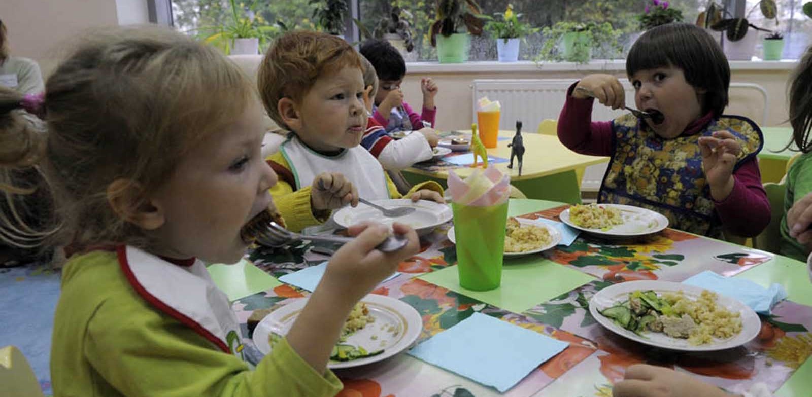 Что едят в садике. Обед детей в детском саду. Питание в детском саду. Еда в детском саду. Завтрак в детском саду.