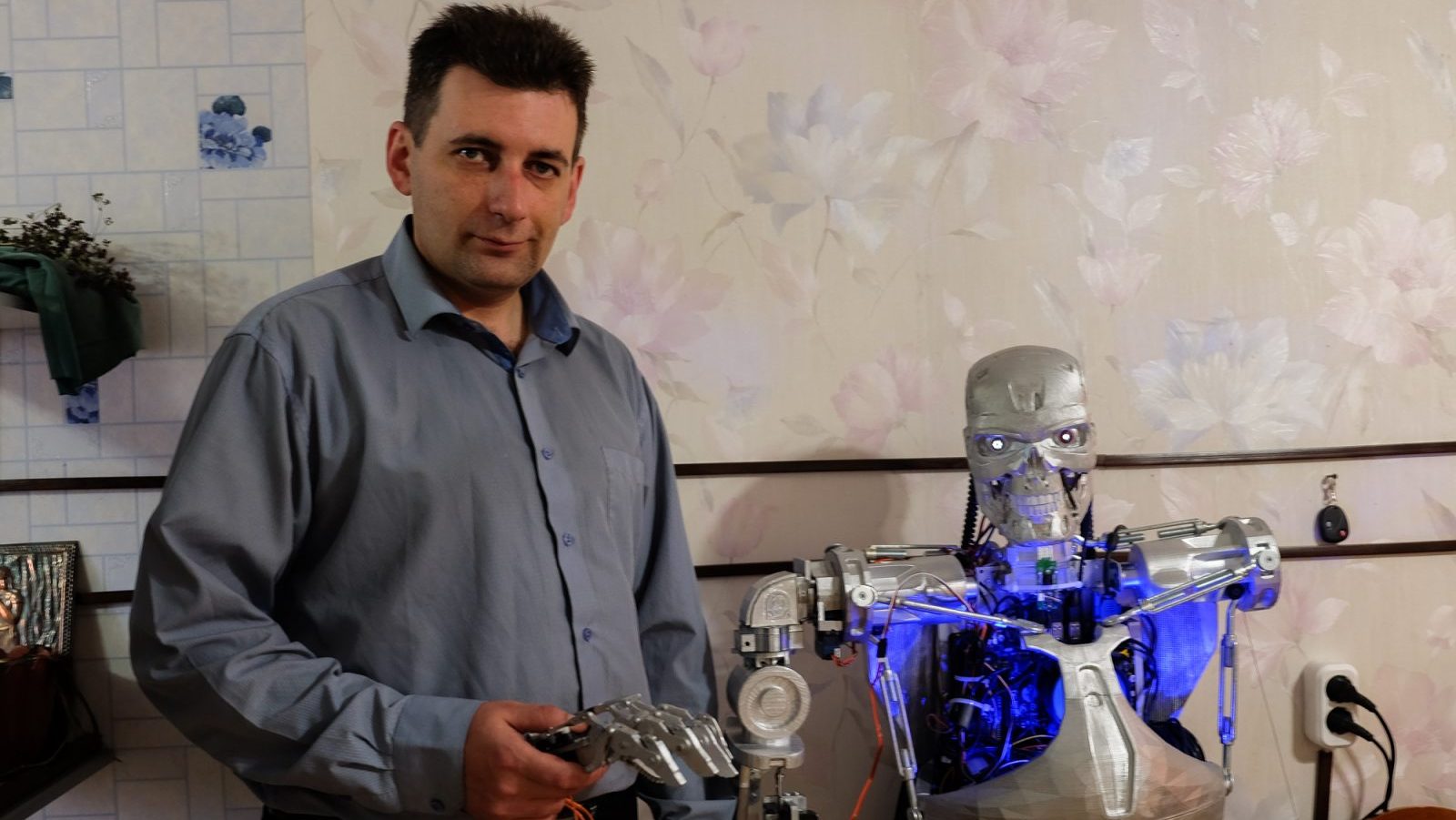 Какой из автономных роботов созданный французским изобретателем. Робот из Перми. Создатель роботов. Изобретатель роботов. Парень создатель роботов.