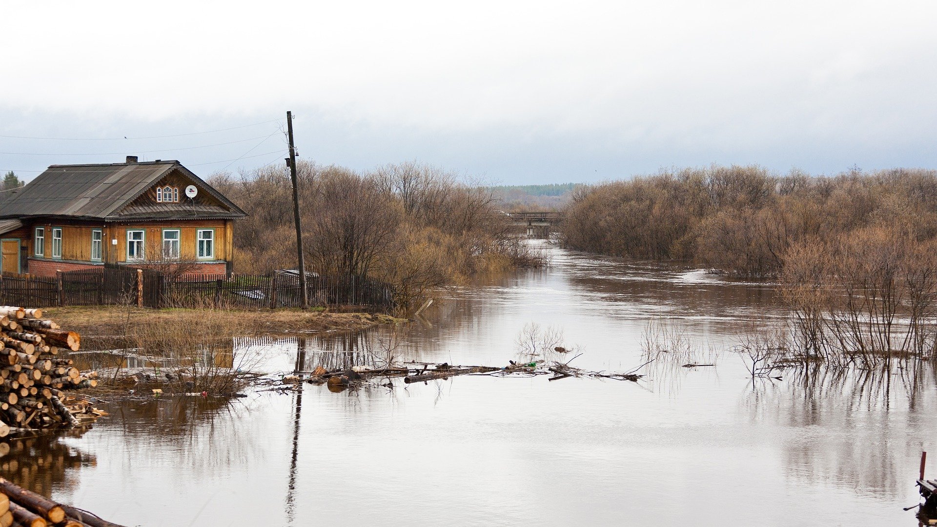 Сильный разлив воды. Весенний паводок. Весеннее половодье. Подтопления в Удмуртии. Половодье реки.