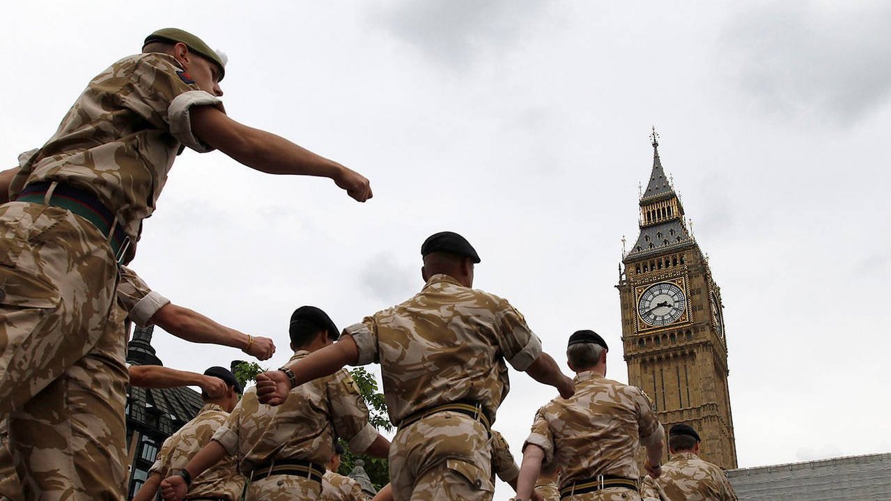 Нападение великобритании. Солдаты Великобритании. Мощь Британии. Британские солдаты НАТО. Британские солдаты избивают иракского ребенка.
