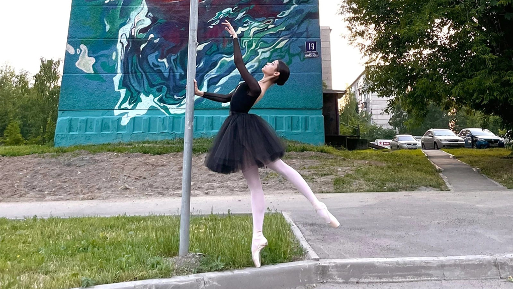 Балерина и мурал. Фото: Юлия Осипова
