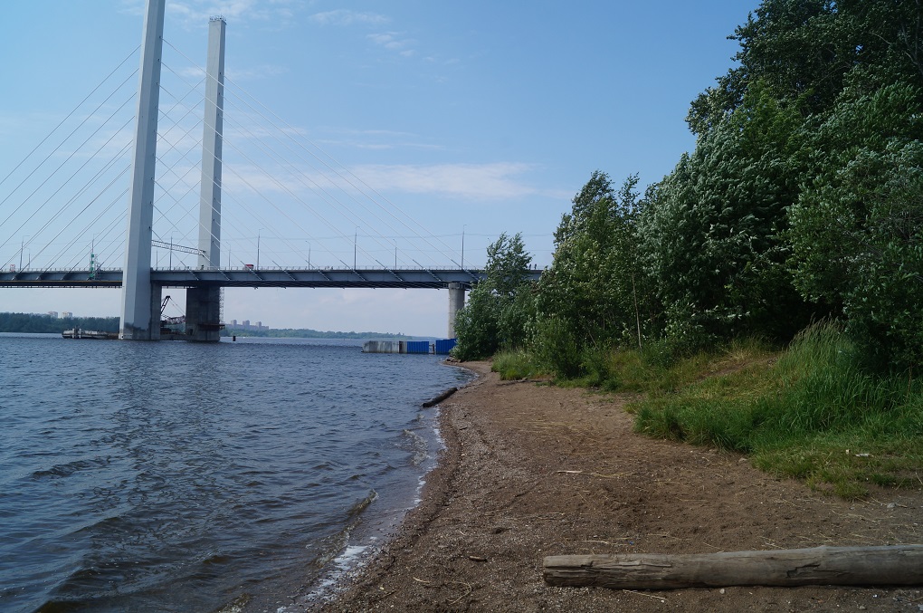 Пляж у нового моста в Череповце