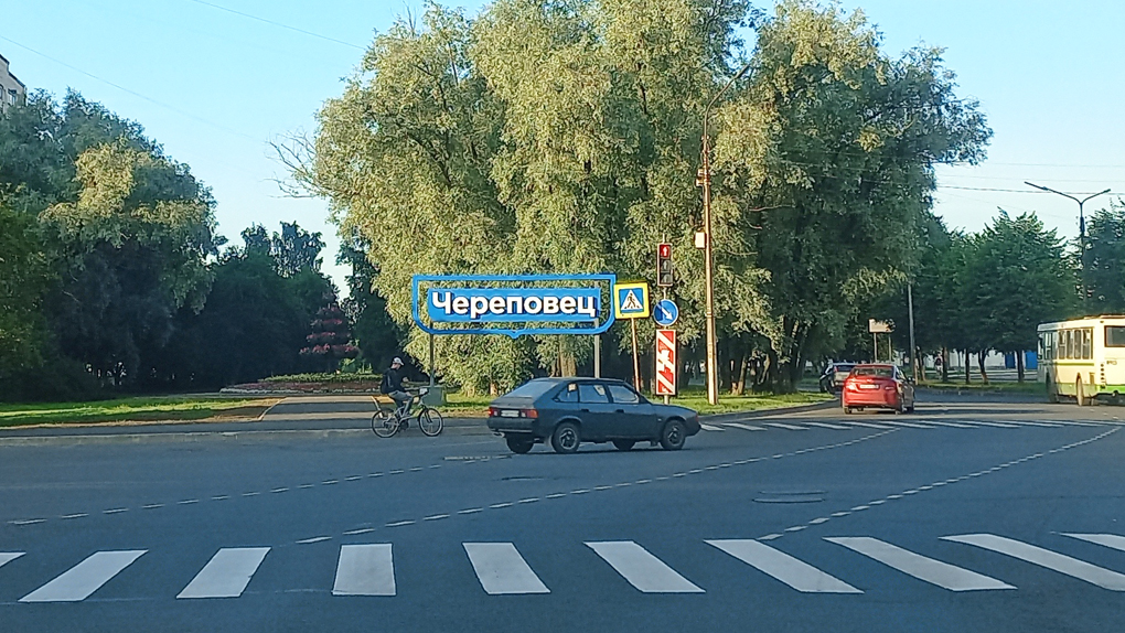 Аллея на улице Сталеваров Аллея на улице Сталеваров