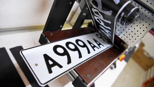 Госномер можно сделать в частной фирме