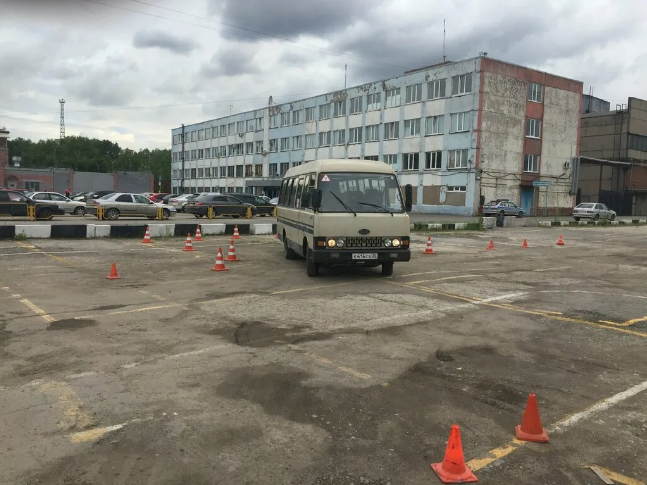 Отработка вождения на площадке у ГИБДД Отработка вождения на площадке у ГИБДД