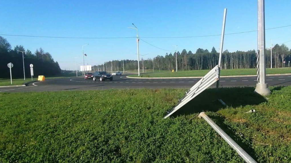 Пьяный водитель снес дорожный знак Пьяный водитель снес дорожный знак