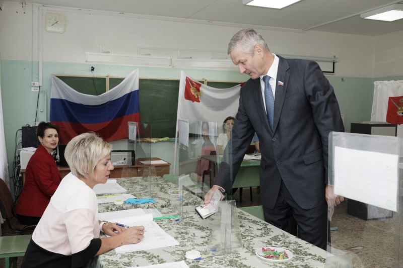 Андрей Луценко на избирательном участке
