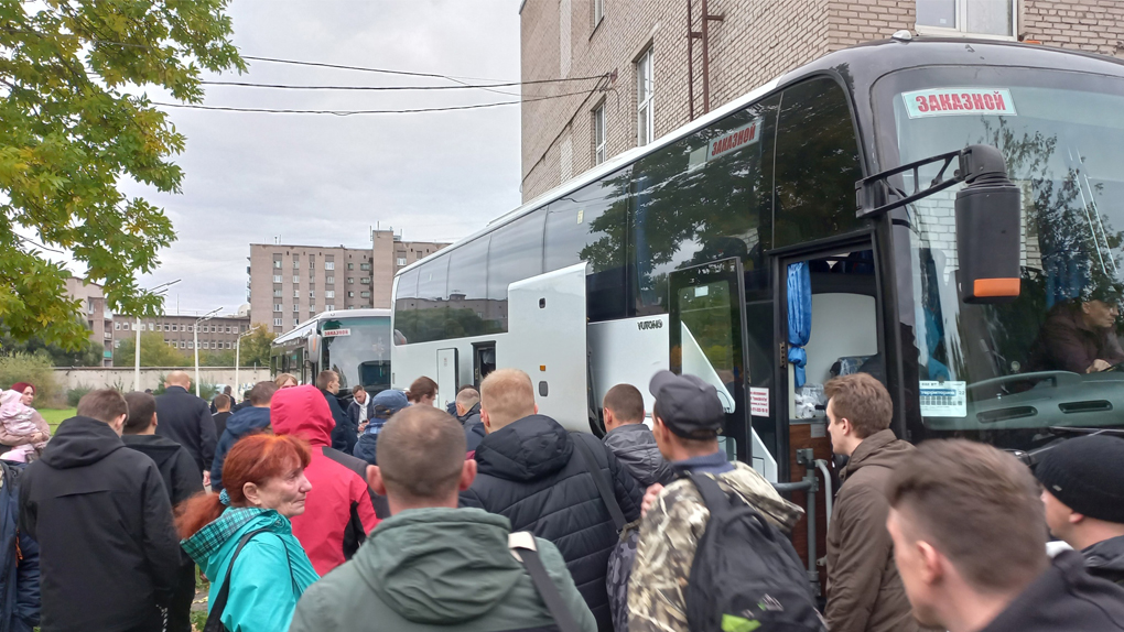 Мобилизованные череповчане уезжают на автобусе Мобилизованные череповчане уезжают на автобусе