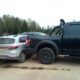 Прижатая пикапом машина