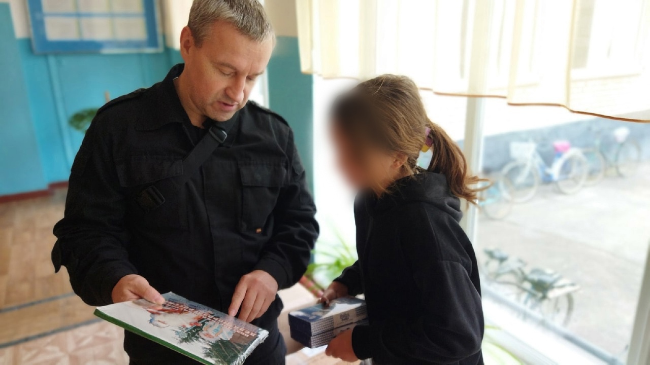 Андрей Голев дарит херсонской школьнице книгу о Деде Морозе