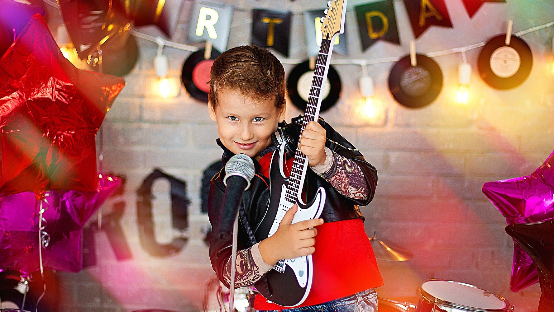 Мальчик с гитарой