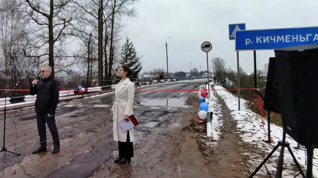 Разбитая дорога у моста Разбитая дорога у моста