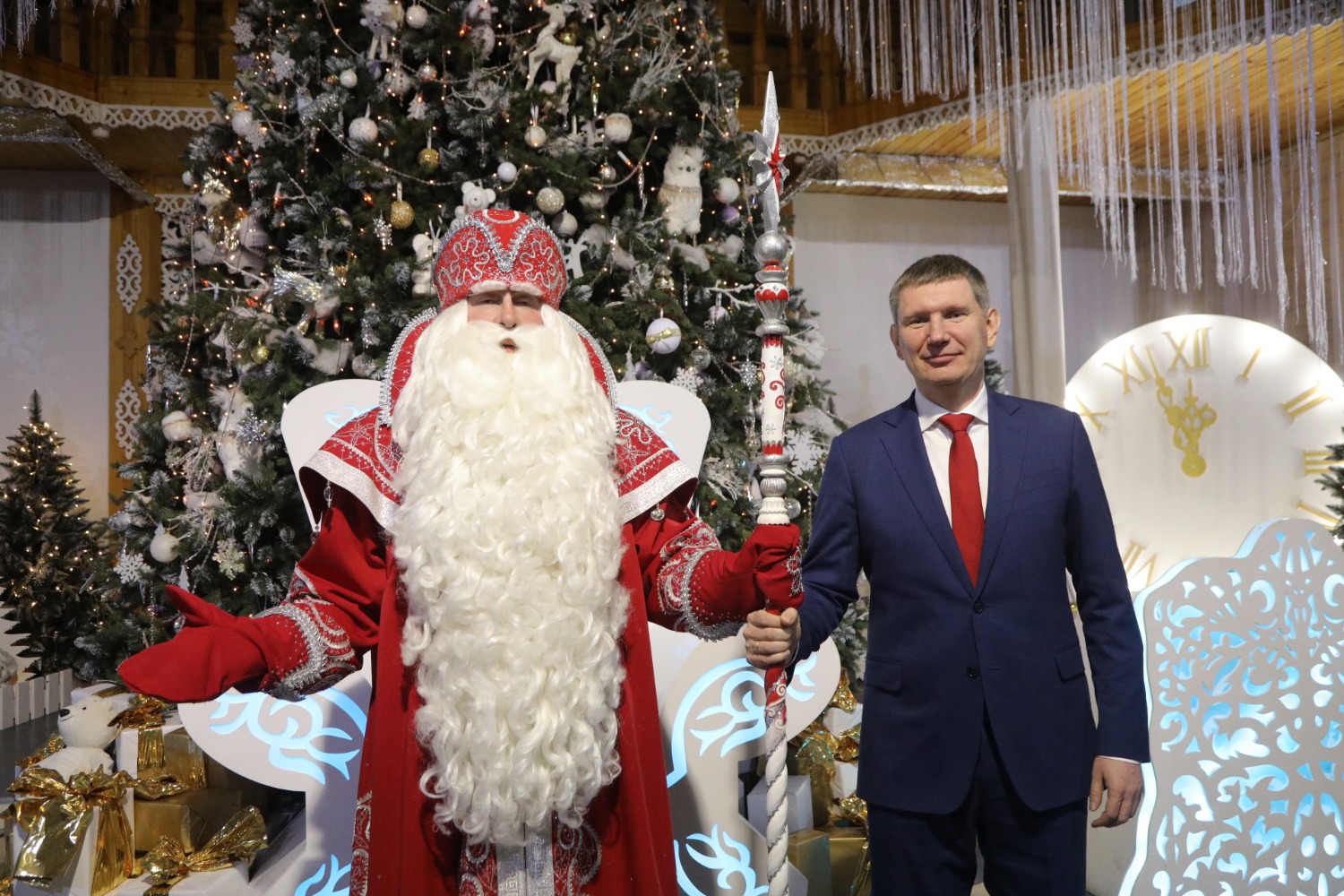 Максим Решетников с Дедом Морозом