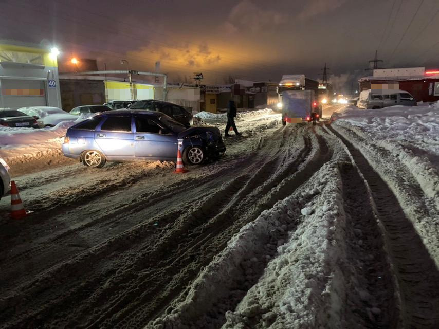 Улица из-за ДТП и снега была почти непроезжей