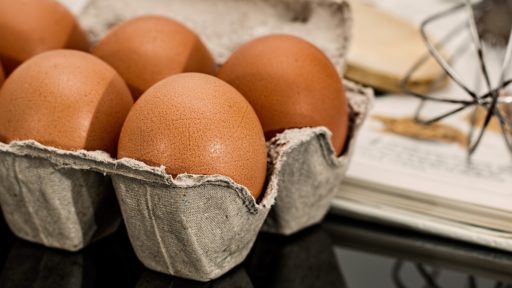 яйца в лотке