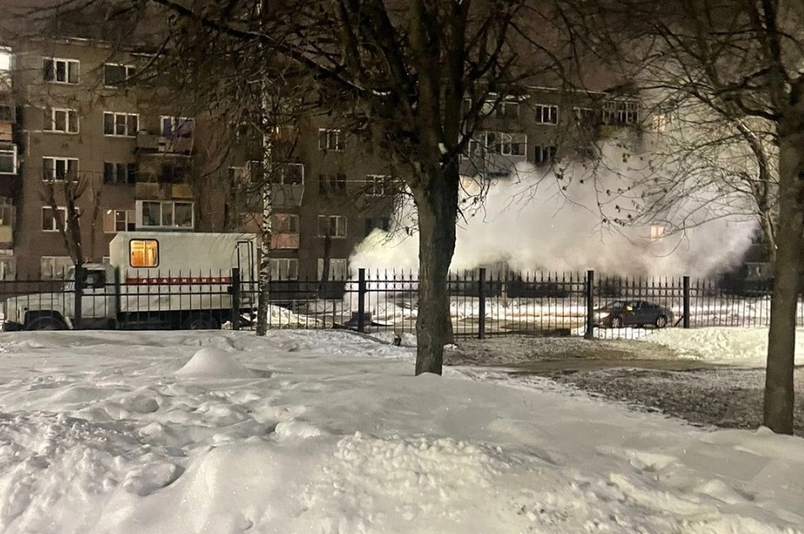 Утечка на улице Леднева у парка Утечка на улице Леднева у парка