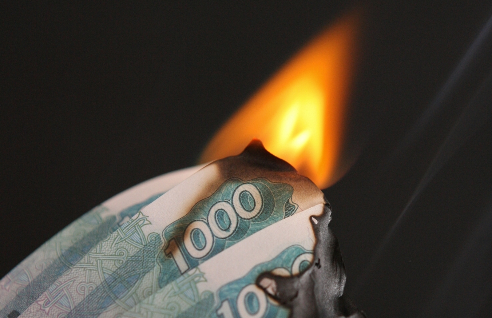 Сжигание денег. Деньги горят. Рубли горят. Сжигает деньги.