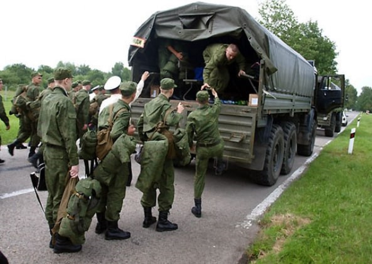 Почему не приходит боевые. Солдаты в грузовике. Военный КАМАЗ С солдатами. Машина для призывников. Транспортные войска.