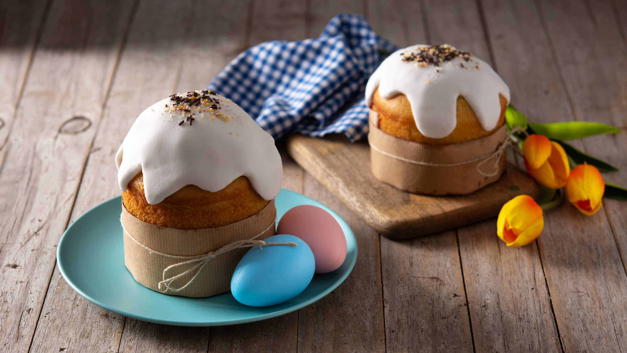 traditional-easter-cake-colorful-eggs-and-tulips-on-wooden-table (1)