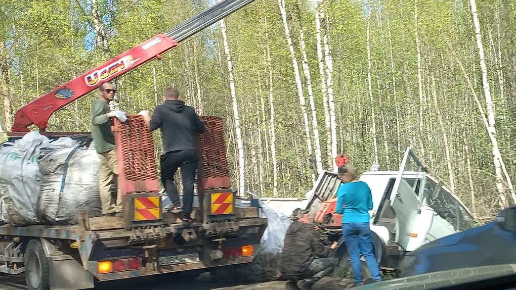 Грузовик в канаве Грузовик в канаве