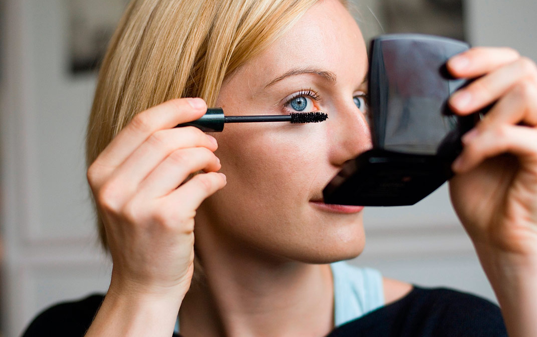 красит ресницы (1)