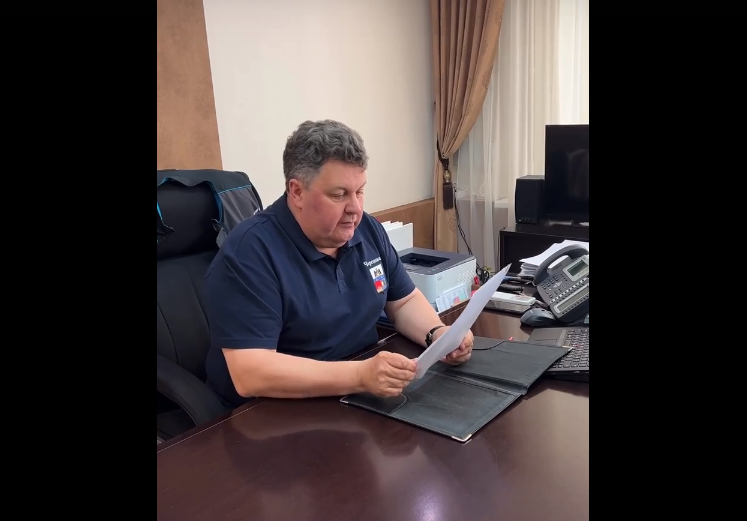 Мэр с постановлением Мэр с постановлением