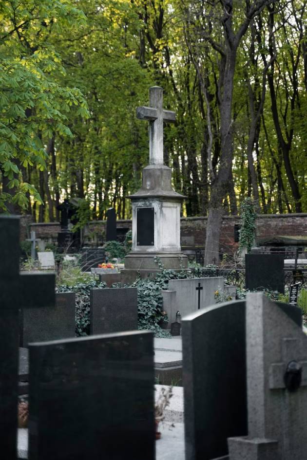 Прийти на кладбище можно и в Троицу, но лучше всего - в Троичкую субботу