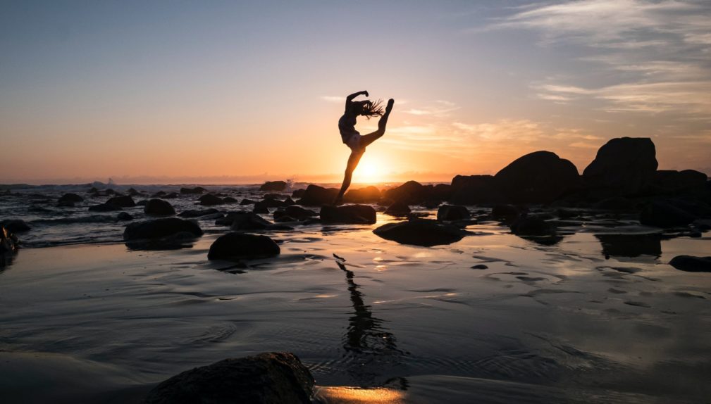 девушка прыжок Фото Эндрю Райса на Unsplash