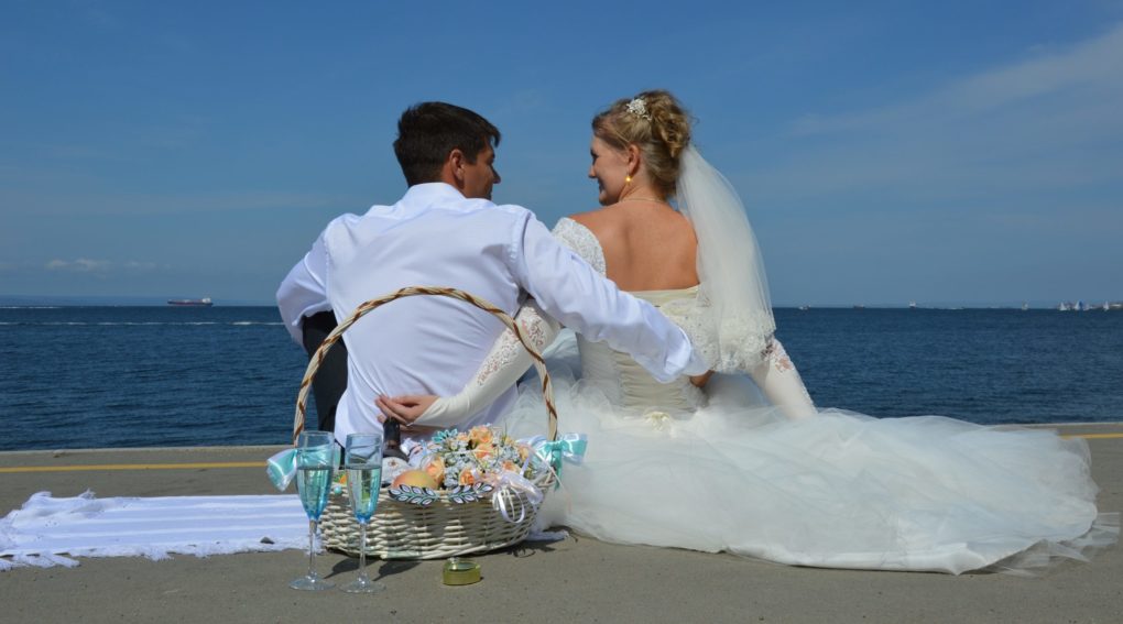 жених и невеста море