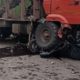 Лада оказалась под лесовозом