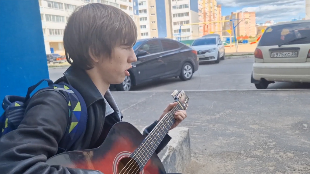 Парень с гитарой Парень с гитарой