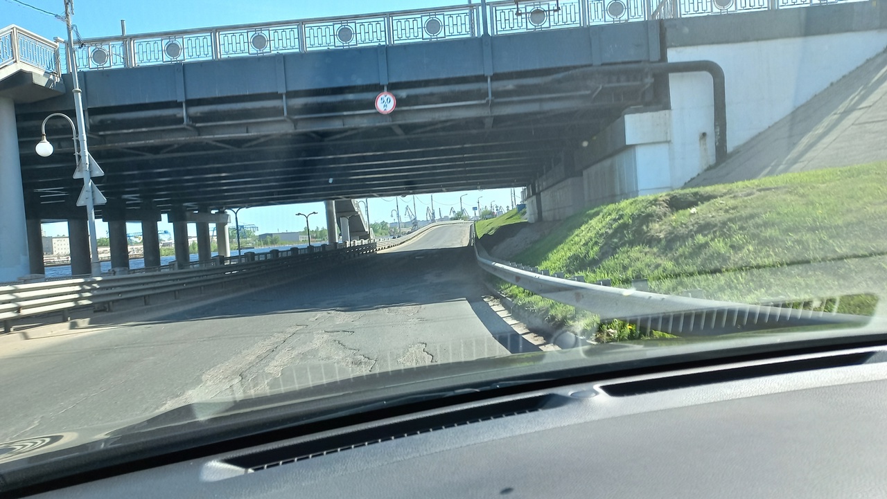 Асфальт под мостом еще недавно выглядел так Асфальт под мостом еще недавно выглядел так