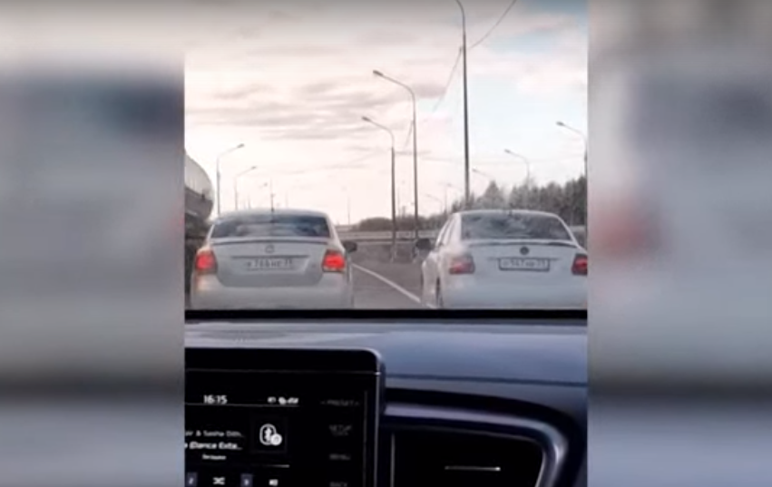 Девушки на дороге Девушки на дороге