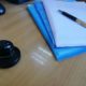 Документы на столе могут оставлять не все