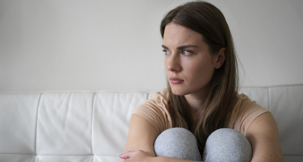 front-view-anxious-woman-couch front-view-anxious-woman-couch