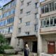 Следователь у дома, откуда выпал ребенок