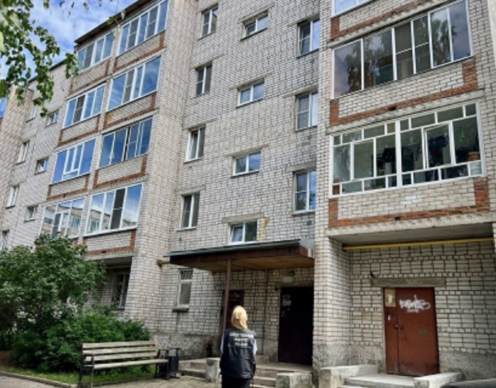 Следователь у дома, откуда выпал ребенок Следователь у дома, откуда выпал ребенок