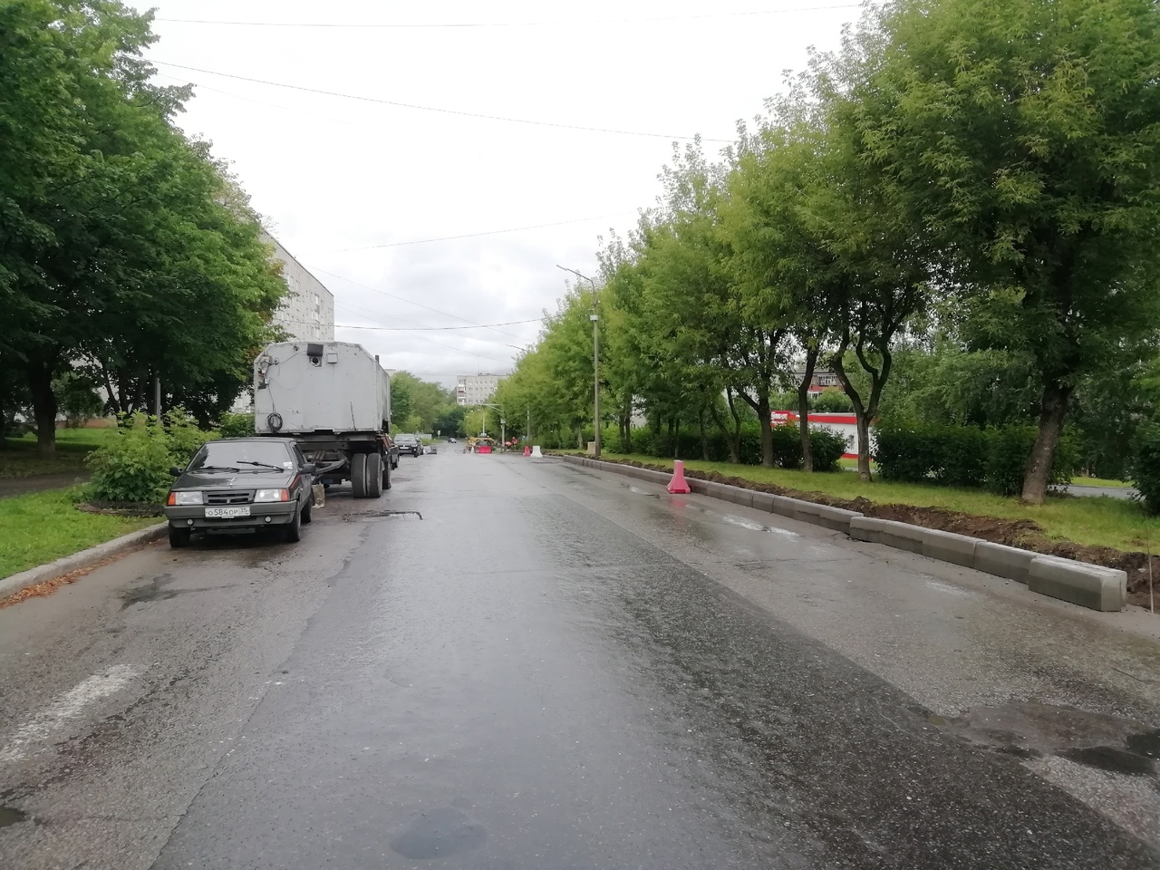 Укладку бордюрного камня начали снизу - от Архангельской.