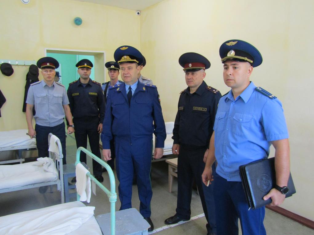 Андрей Тимошичев осматривает палату для осужденных