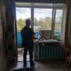 Следователь осматривает балкон