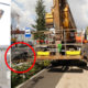 Автовышка смяла газон