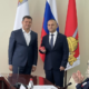 Дмитрий Дугинов получает удостоверение