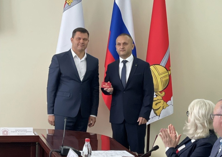 Дмитрий Дугинов получает удостоверение Дмитрий Дугинов получает удостоверение
