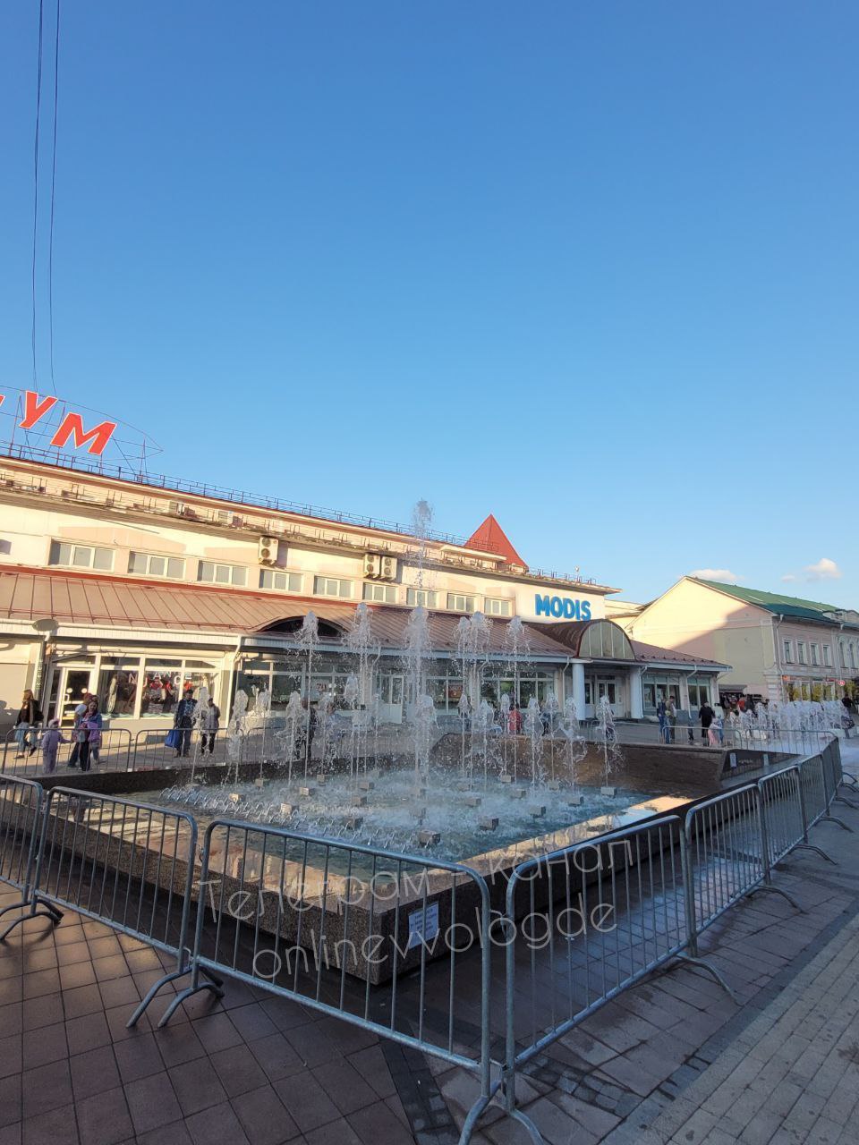 Фонтан за забором. Фото onlinevvologde