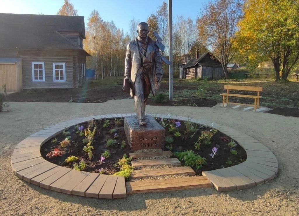 Памятник Николаю Рубцову в селе Никольском