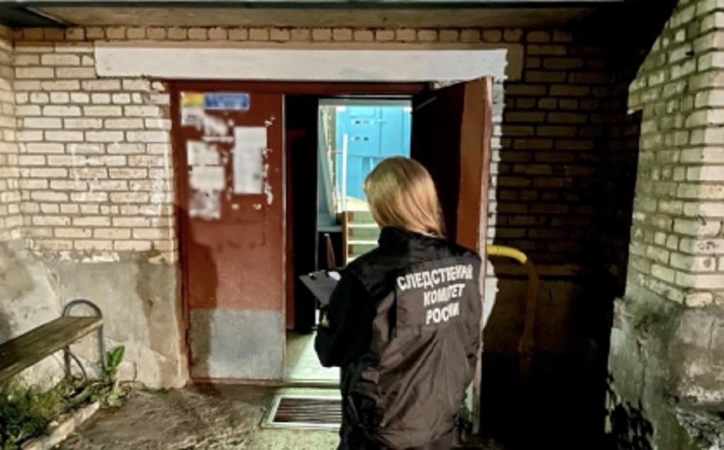 Следователь у дома, где произошла ссора Следователь у дома, где произошла ссора