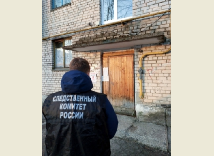 Следователь у дома, где произошла трагедия Следователь у дома, где произошла трагедия